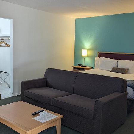 Howard Johnson By Wyndham Downtown Kamloops Ngoại thất bức ảnh
