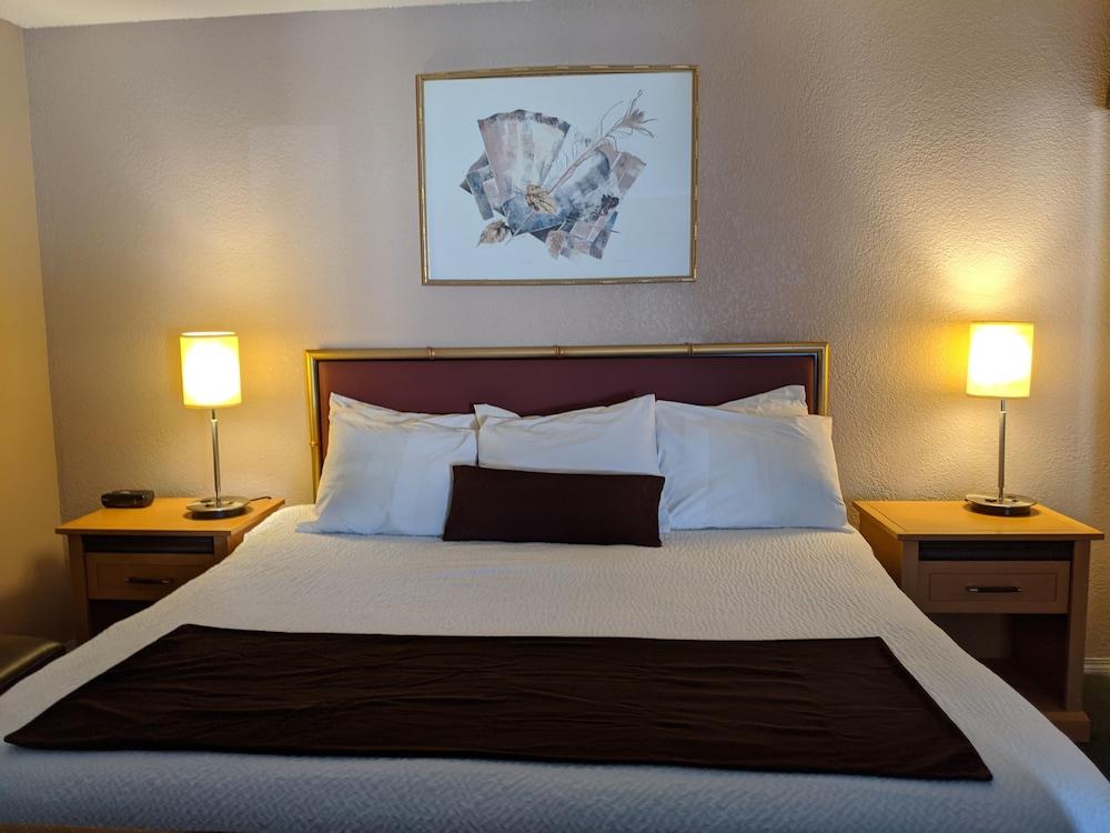 Howard Johnson By Wyndham Downtown Kamloops Ngoại thất bức ảnh