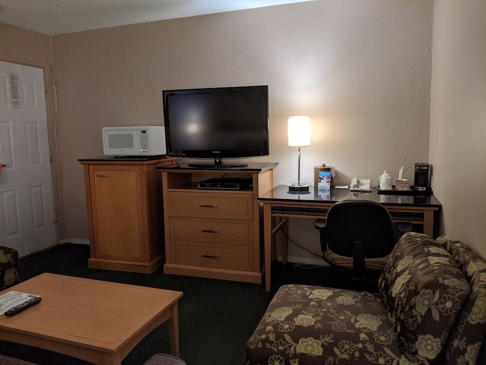 Howard Johnson By Wyndham Downtown Kamloops Ngoại thất bức ảnh