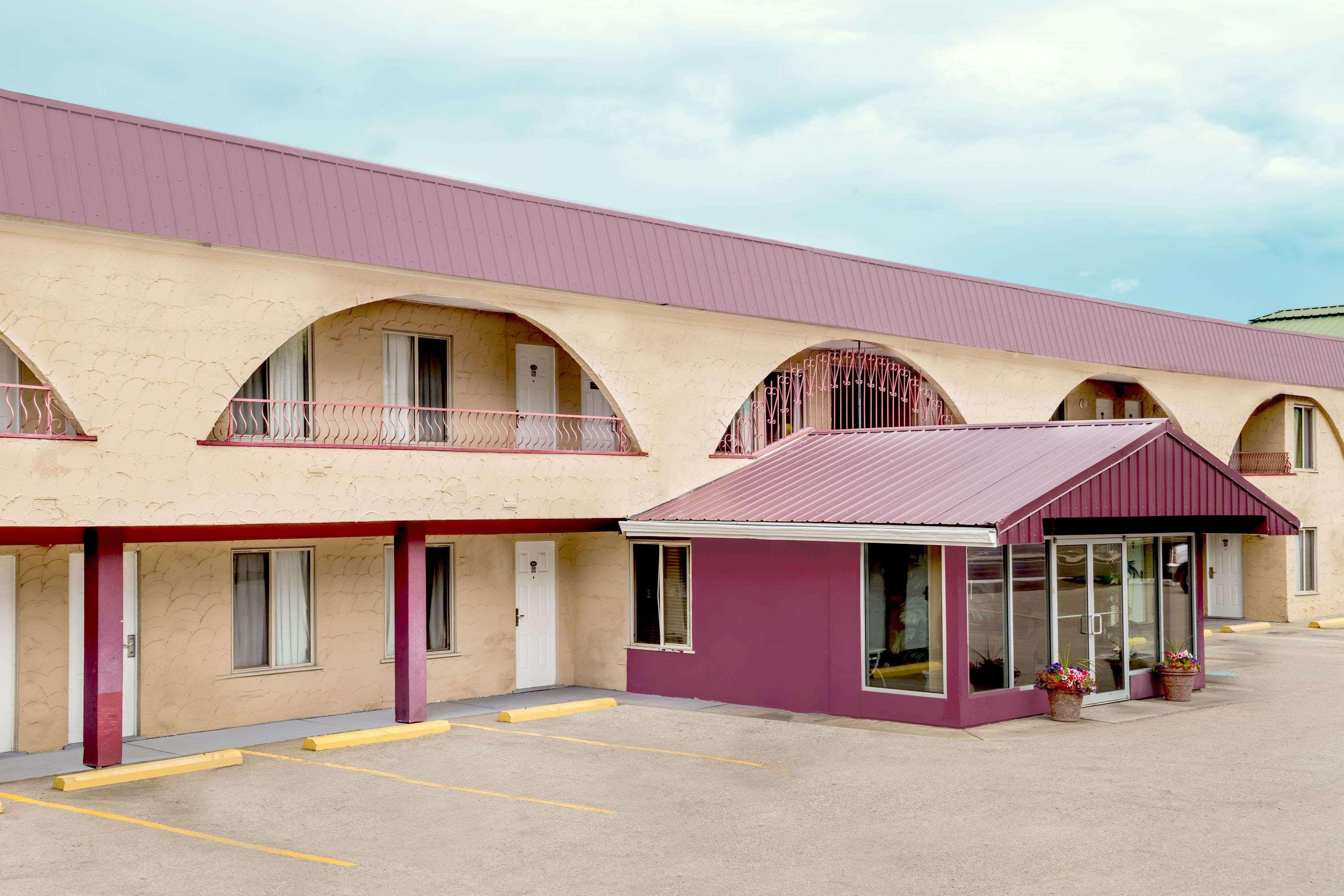 Howard Johnson By Wyndham Downtown Kamloops Ngoại thất bức ảnh
