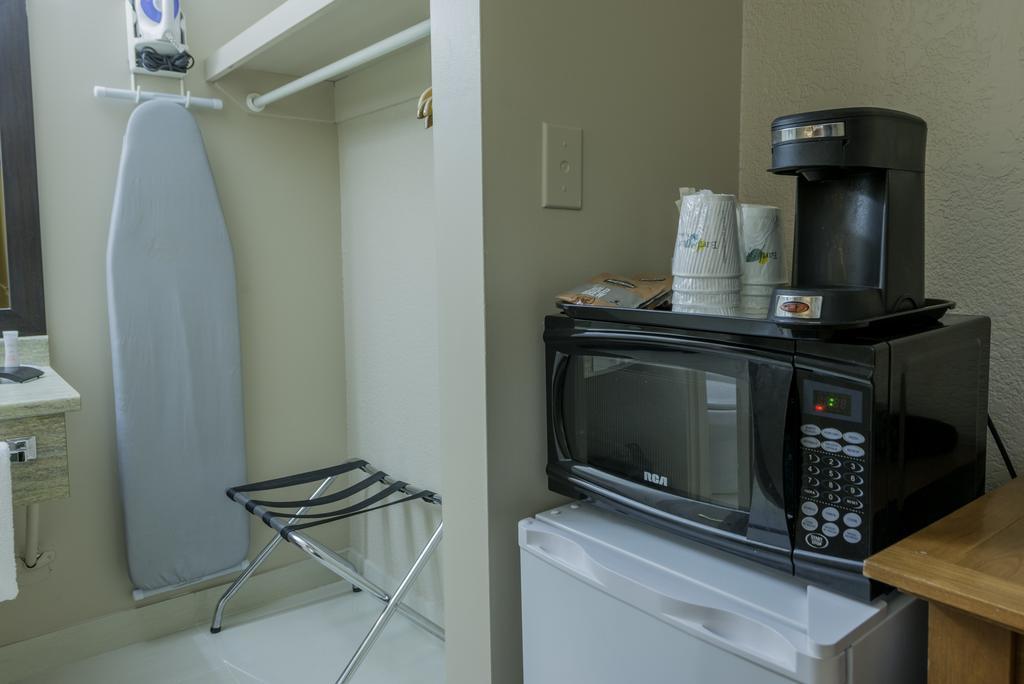 Howard Johnson By Wyndham Downtown Kamloops Ngoại thất bức ảnh