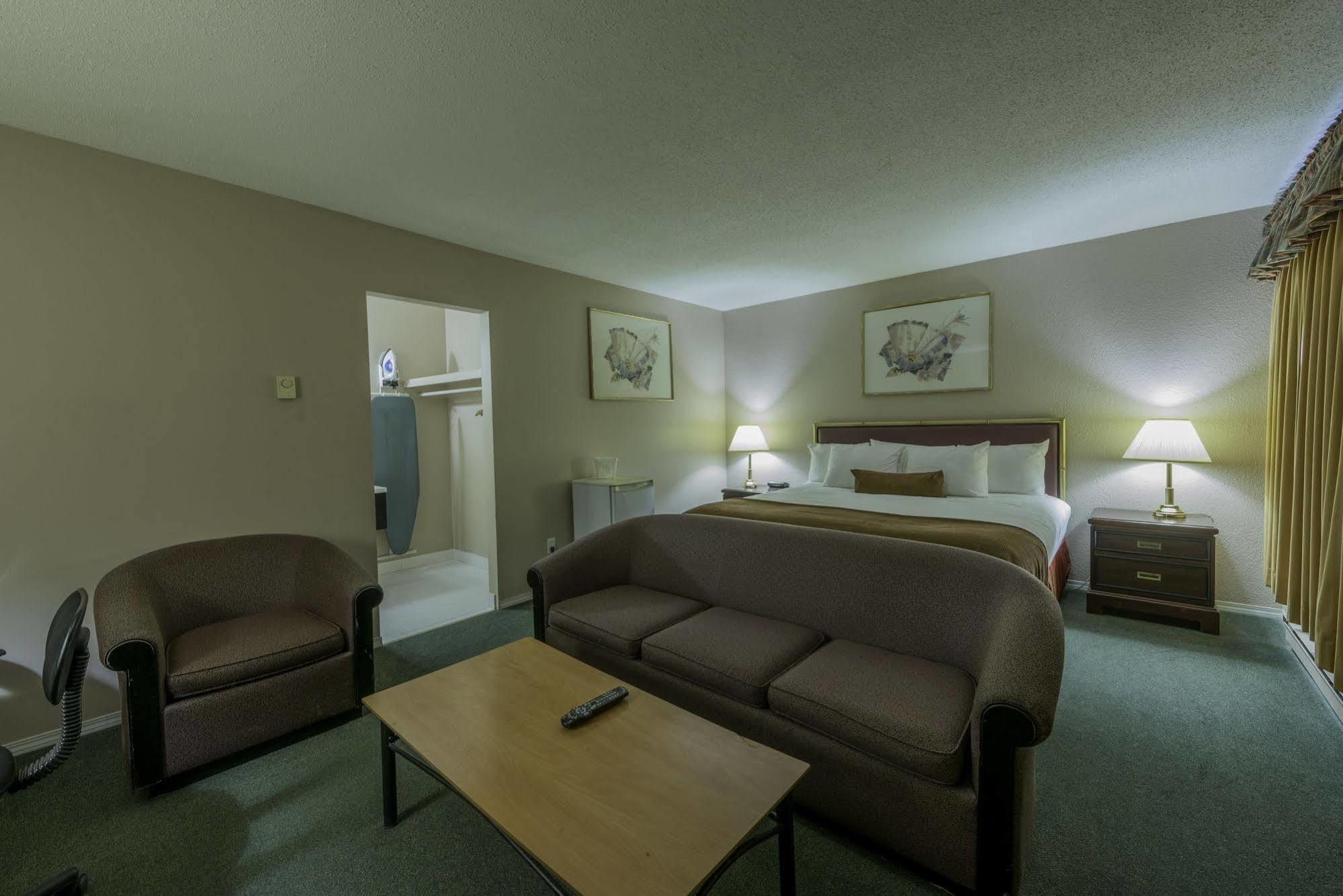 Howard Johnson By Wyndham Downtown Kamloops Ngoại thất bức ảnh