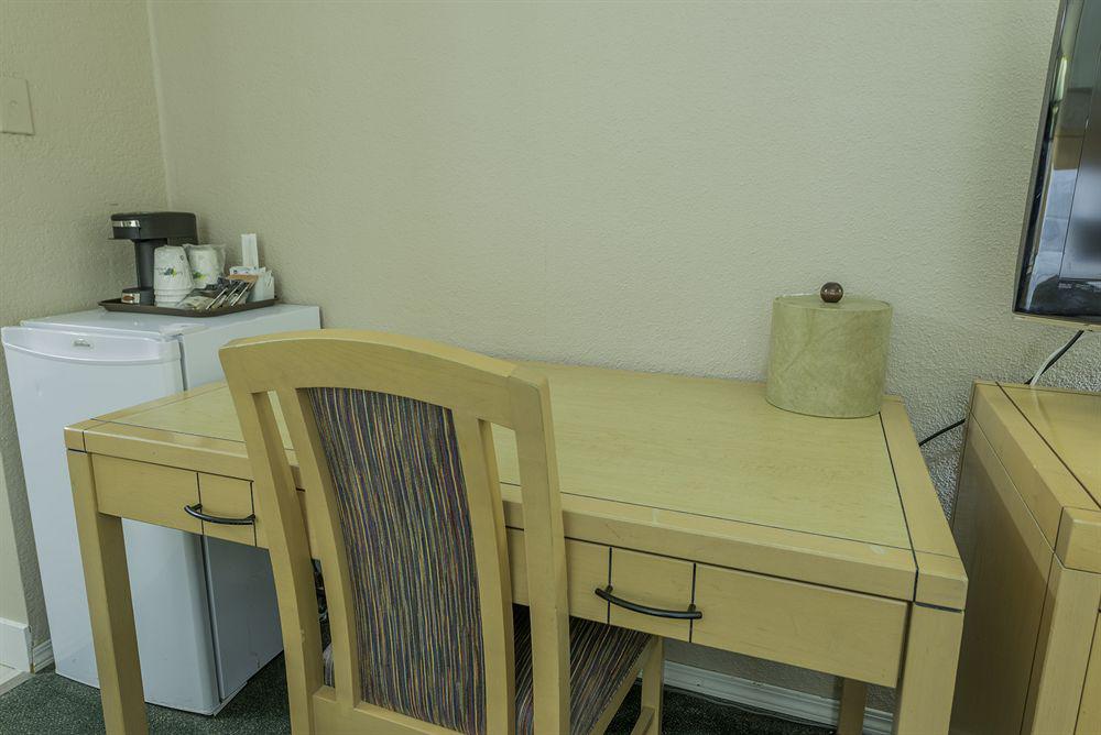 Howard Johnson By Wyndham Downtown Kamloops Ngoại thất bức ảnh