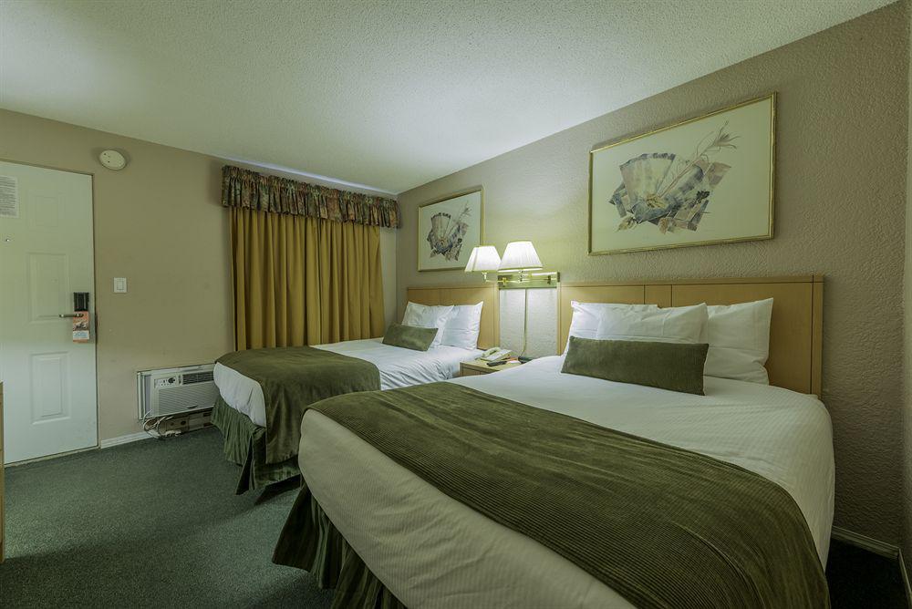 Howard Johnson By Wyndham Downtown Kamloops Ngoại thất bức ảnh