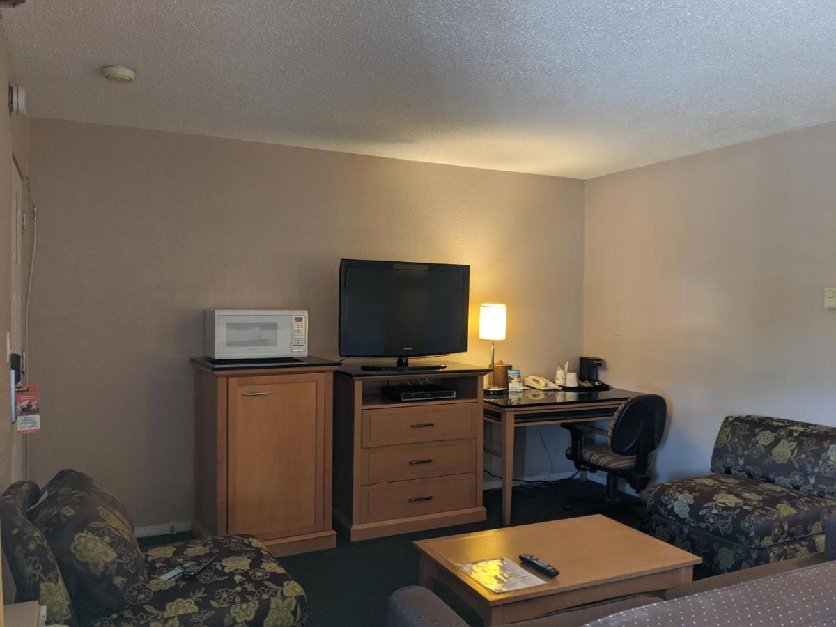 Howard Johnson By Wyndham Downtown Kamloops Ngoại thất bức ảnh