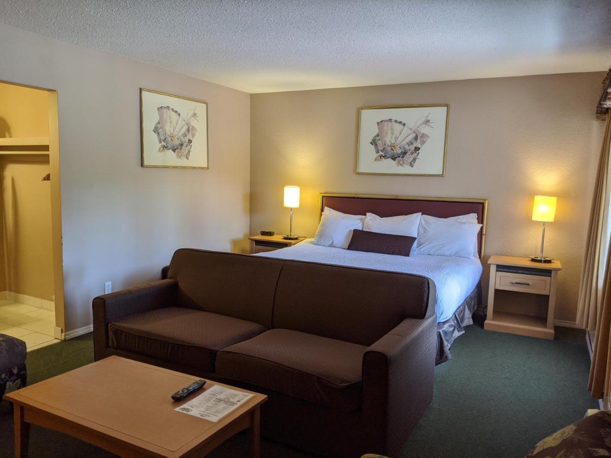 Howard Johnson By Wyndham Downtown Kamloops Ngoại thất bức ảnh